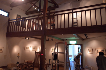1階に絵本原画、2階に日本画を展示します 1階に絵本原画、2階に日本画を展示します
