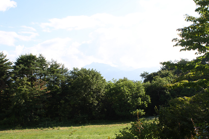 テラスから眺めた甲斐駒ヶ岳と青空　8/5現在、小林豊さんご滞在中晴天率100％です