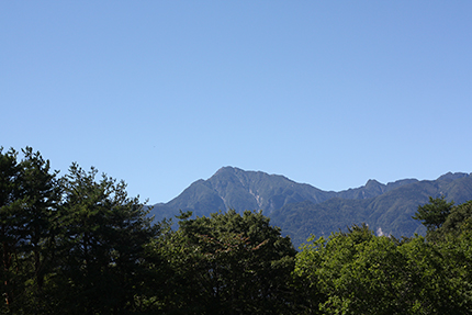 すみきった秋の空！ 甲斐駒ヶ岳が近くに見えます。