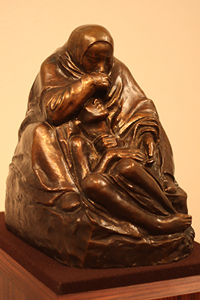 『ピエタ－死んだ息子をだく母』ブロンズ彫刻　1937-38年　ケーテ・コルヴィッツ（1867-1945）