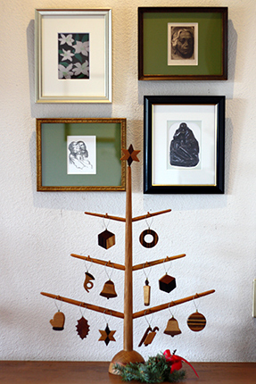 クラフト・バンの木製のクリスマスツリー その1　壁面の作品はケーテ・コルヴィッツや奥潤一郎の絵葉書を額装したものです