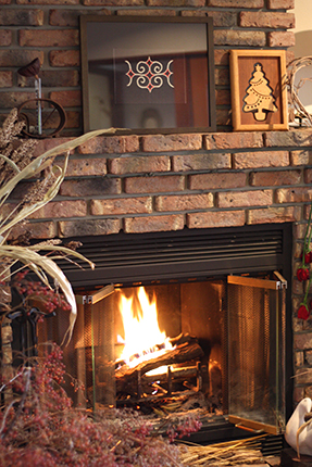 暖炉に火をともしました。宇梶静江の刺繍モチーフと、クラフト・バンの木製のクリスマスツリー