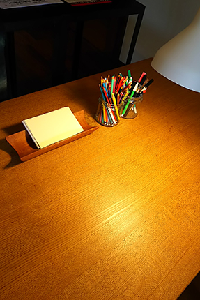 筆記具とカードと机と椅子を用意しました